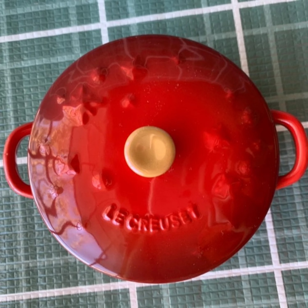 Le Creuset mini marmite star relief